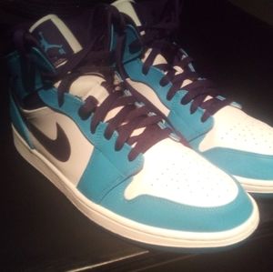 Jordan 1 Mid Hornets